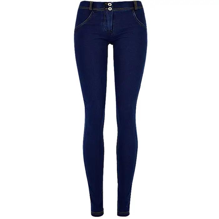 Jeans moulants taille basse pour femmes