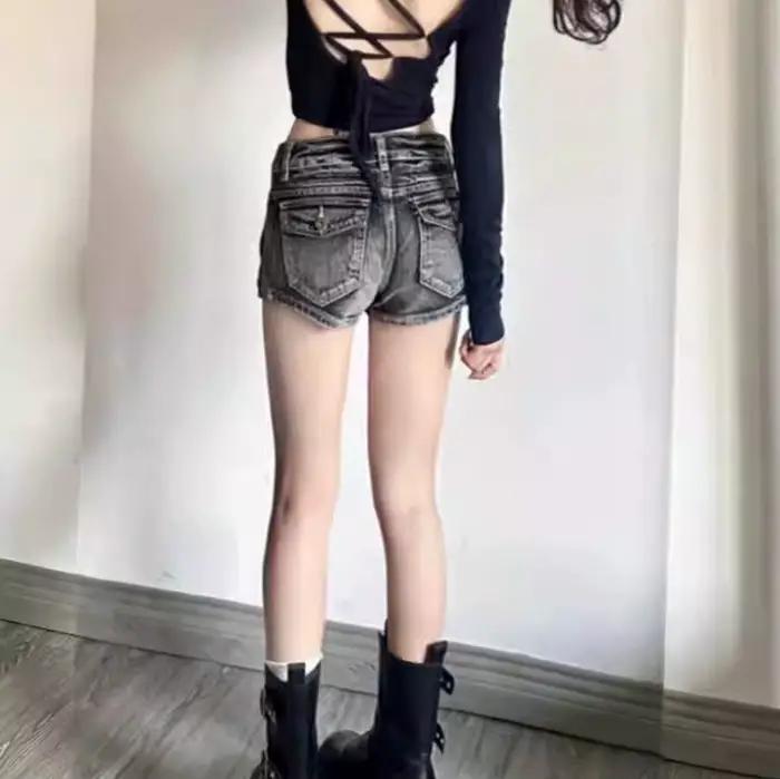 Shorts en jean skinny taille basse rétro noir gris pour femmes 2025 Lavés Amincissants Polyvalents Tendance Hot Pants Style de rue Jeans