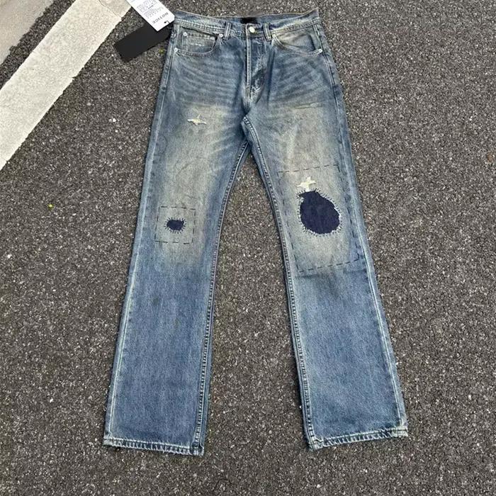 Jeans évasés déchirés et vieillis avec patchs cousus main
