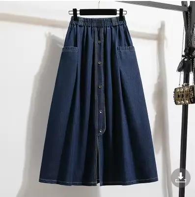 Jupe demi-corps en denim délavé de couleur unie. Une nouvelle