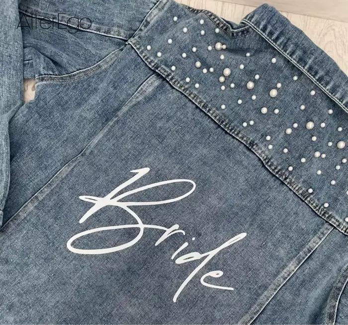 Veste en jean personnalisée Pearl Mrs pour mariage, enterrement de vie de jeune fille, cadeau de fête de poule, demoiselle d'honneur, occassions spéciales avec perles et détails vintage