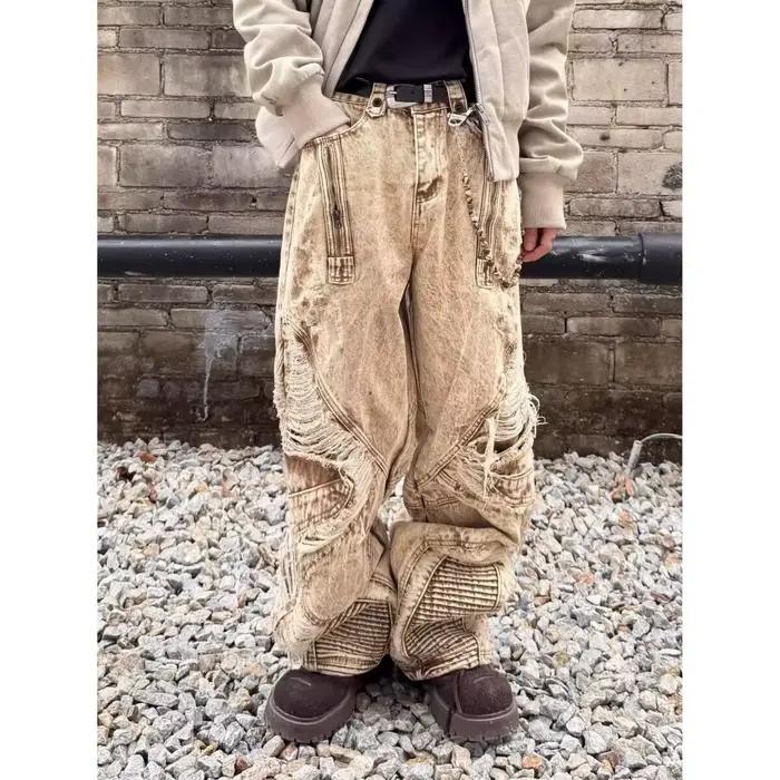 Jean en denim marron clair déchiré et plissé
