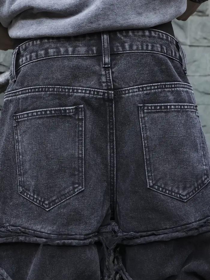 Jean noir pour hommes. Avec un design de (trous ébouriffés) et des pompons. Dans un style tendance de rue.