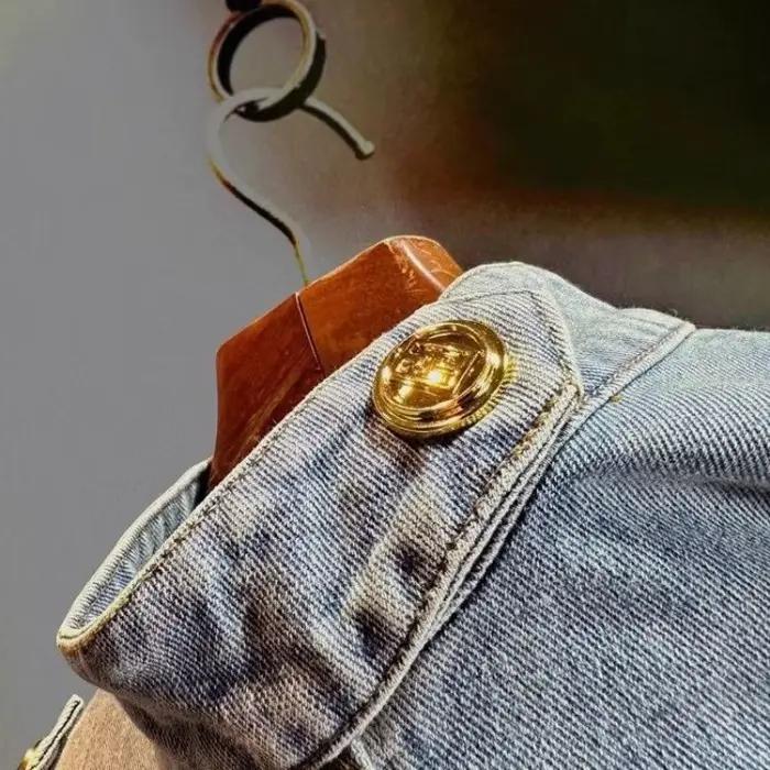Blouson en jean court rétro pour femme avec boucle dorée distinctive – Nouvelle collection confortable